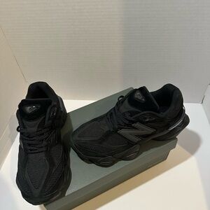 New Balance Men's Black All-Black Chunky Running Sneakers